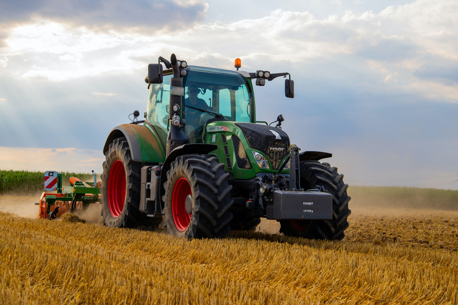 Tractor agrícola con ruedas delanteras pequeñas y traseras grandes