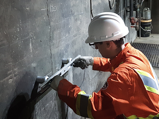 Medición de la profundidad de las grietas de hormigón mediante la velocidad de pulso ultrasónico