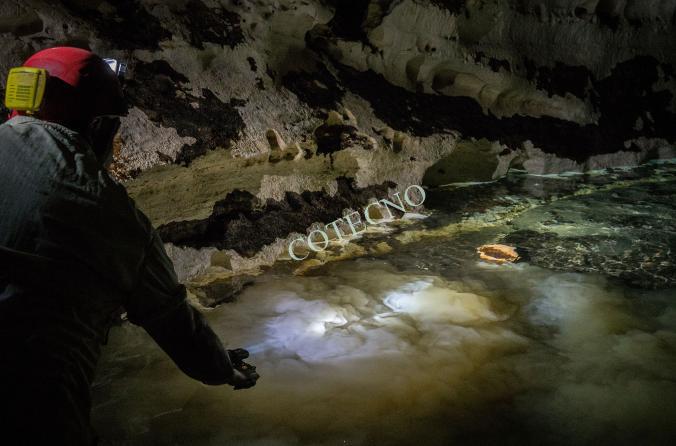 Científicos y arqueólogos en la búsqueda de pistas de la cultura Maya.
