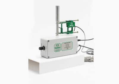 analog_extensometer_signal_conditioner-Model_SGA-1_with_extensometer-uncrop-400x284.jpg